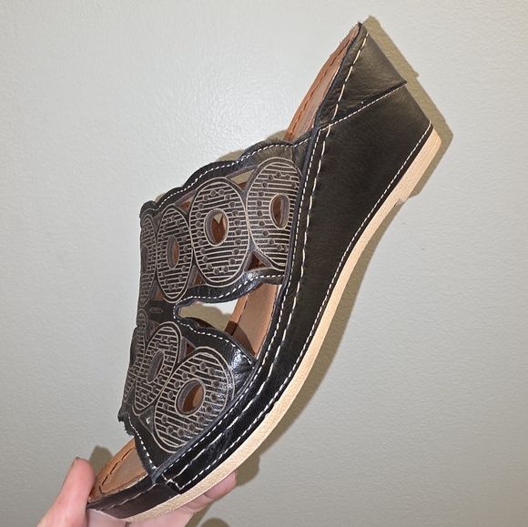 Spring Step Black and Tan Women's Sandals - Picture 1 of 3